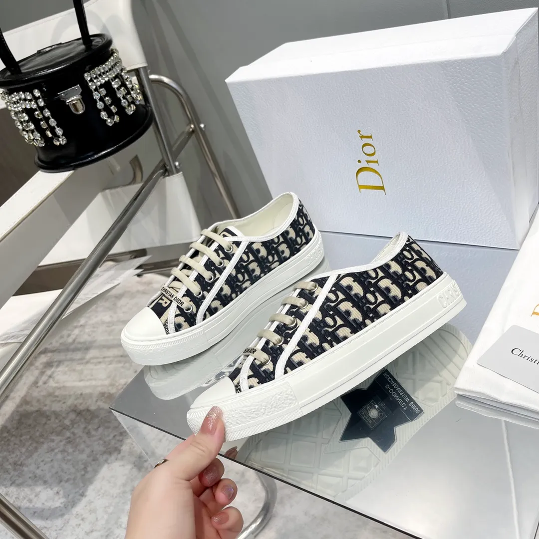 👟👟Ex-factory price 480👟👟 After half a year of repeated debugging♻️Taikoo Hui original purchased, upgraded and shipped ♻️DIOR embroidered sneakers series Double-sided three-dimensional embroidery of pure cotton silk, ♻️True to the original 1🆚1 shipment, from hardware, shoelaces, outsole, 👟👟factory price U mid-pad... The upper fabric is double-sided pure cotton silk three-dimensional electric embroidery ♻️▪️Foot pads: imported cowhide of the same color, comfortable to the feet ▪️My last version is exactly the same as Z👟👟factory price, welcome to compare with three companies I have 36 most complete colors, code number: 35-40